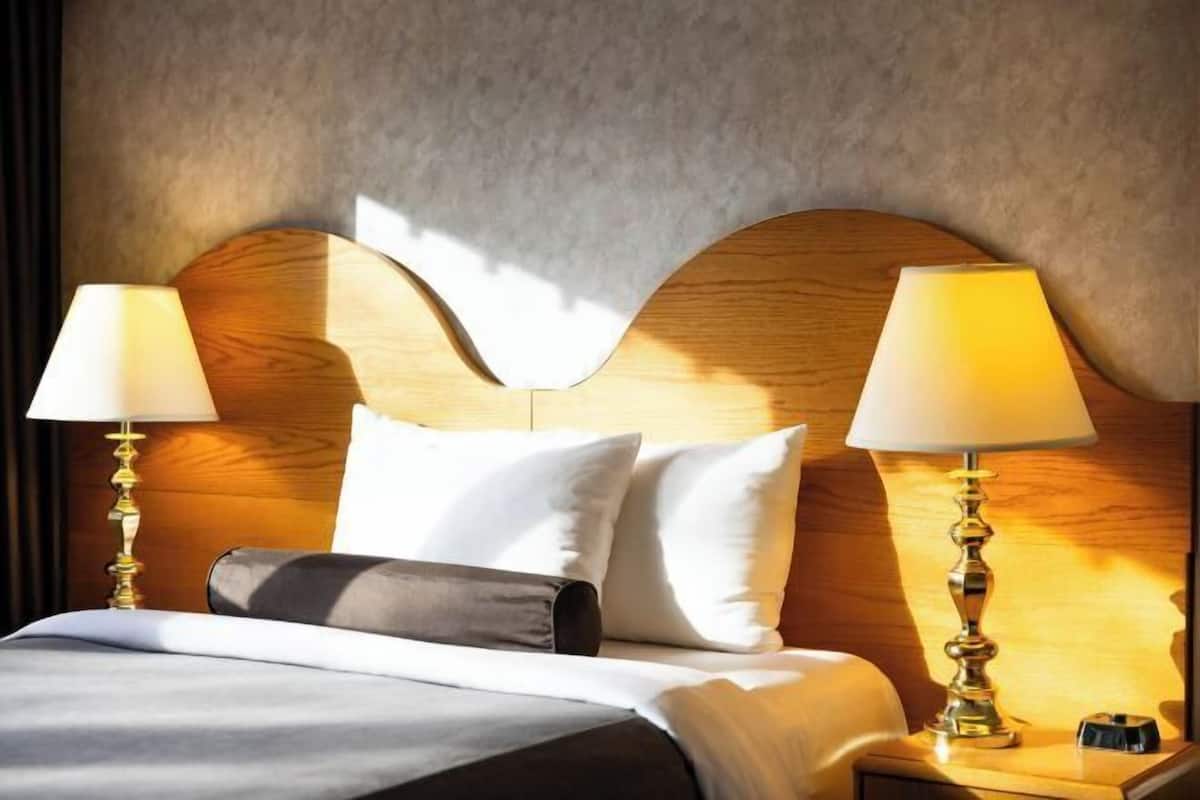 1 bedroom, hypo-allergenic bedding, blackout curtains