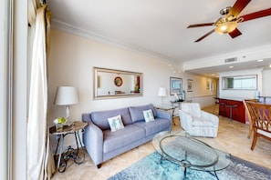 Condo, 2 habitaciones | Área de sala de estar