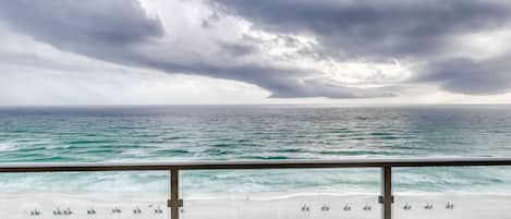 Privat strand, vit sandstrand, solstolar och parasoller