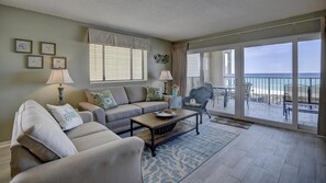 House, Multiple Beds (Apartment) | Living room | TV, DVD player