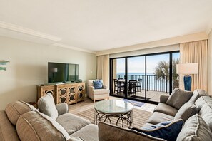 House, Multiple Beds (Apartment) | Living room | TV, DVD player