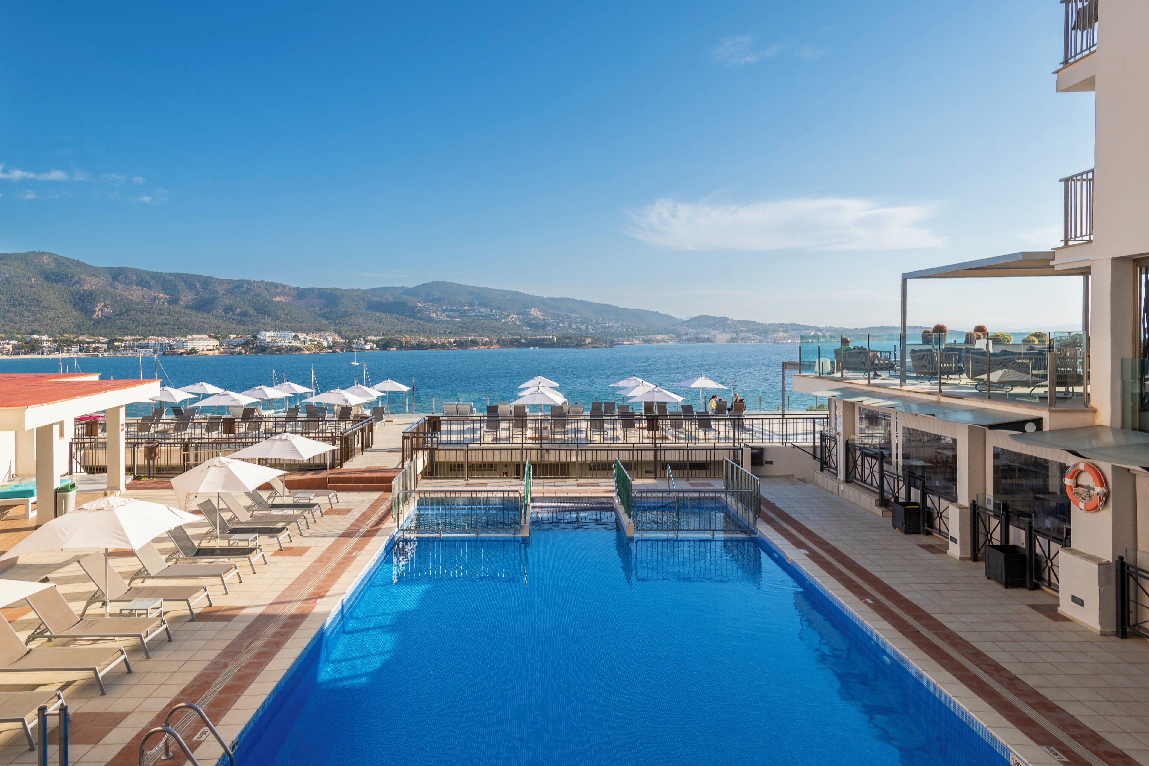 2 piscinas al aire libre, sombrillas, sillones reclinables de piscina