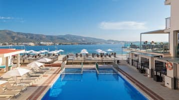 2 buitenzwembaden, parasols bij het zwembad en ligstoelen