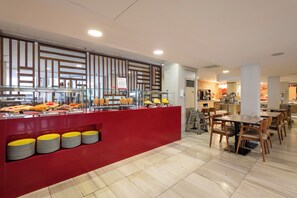 Tägliches Frühstücksbuffet (15 EUR pro Person)