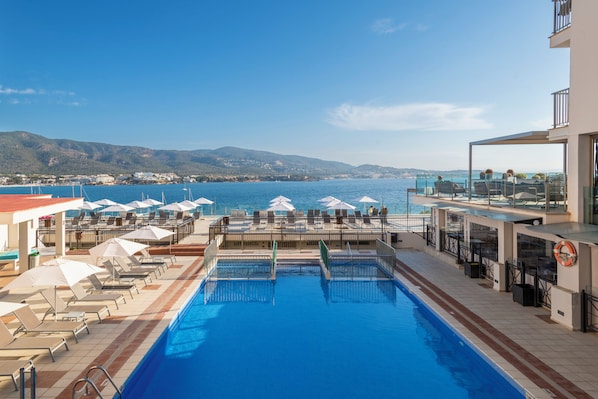 2 Außenpools, Sonnenschirme, Liegestühle