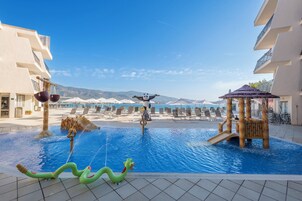 2 piscinas al aire libre, sombrillas, tumbonas