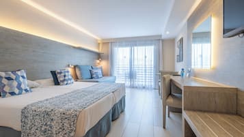 Studio, balkon, gedeeltelijk uitzicht op zee | 1 slaapkamer, een kluis op de kamer, een bureau, gratis wifi