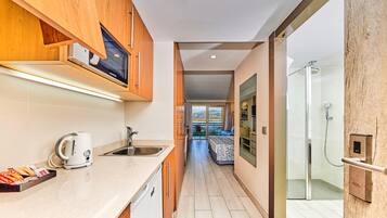 Studio, Balcony, Partial Sea View | 1 bedroom, in-room safe, desk, free WiFi