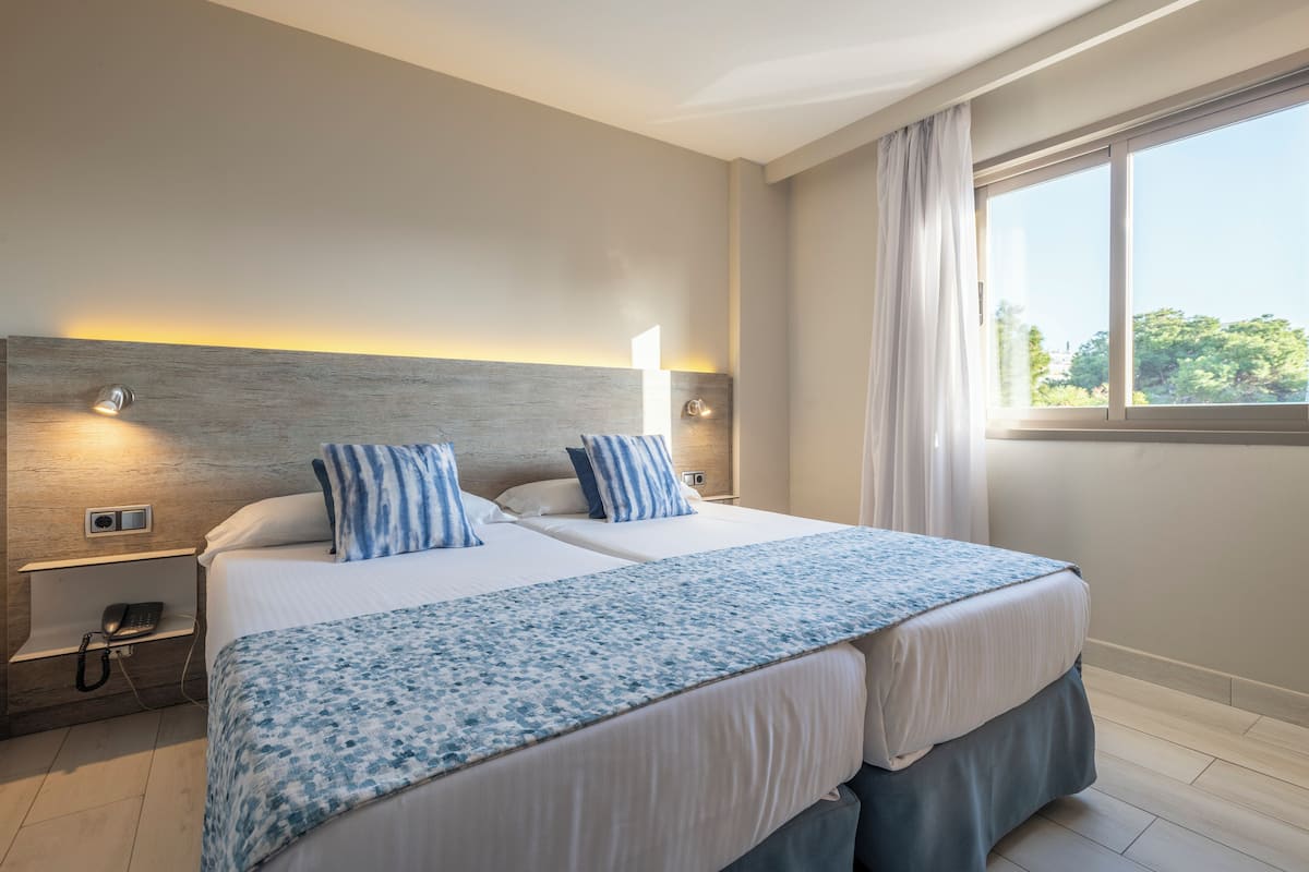 1 bedroom, in-room safe, desk, WiFi (free)