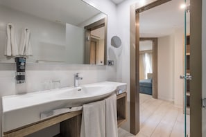 Apartment (Quintuple) | Bathroom
