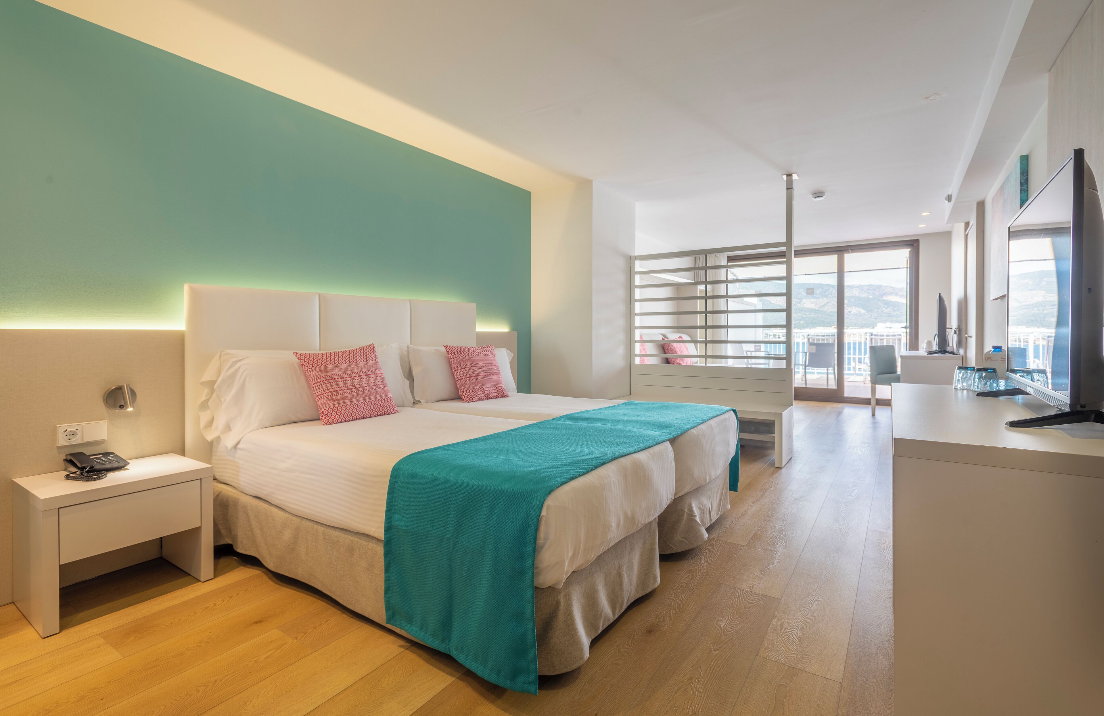 Minibar, safe på rommet, skrivebord og strykejern/-brett