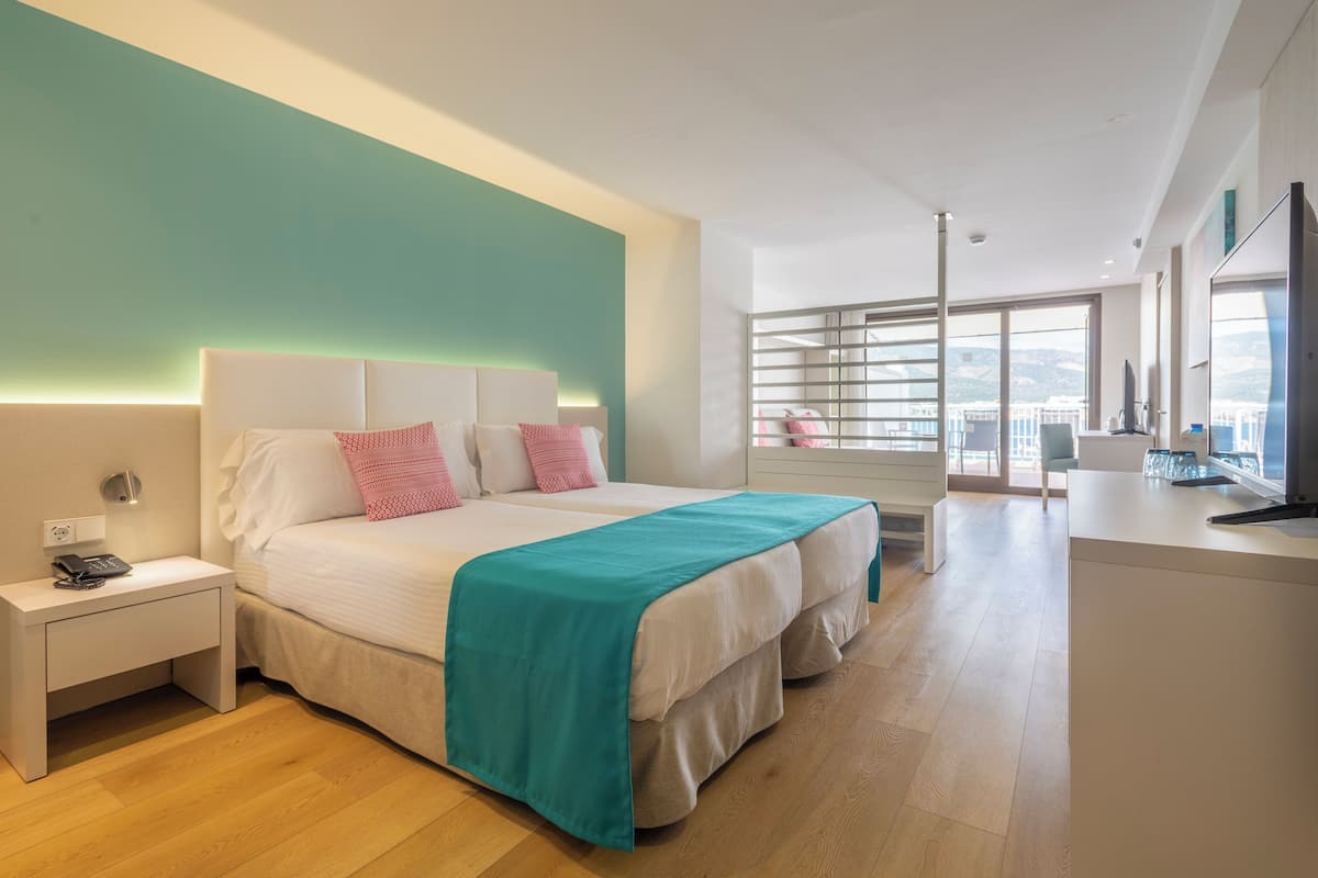 Minibar, safe på rommet, skrivebord og strykejern/-brett