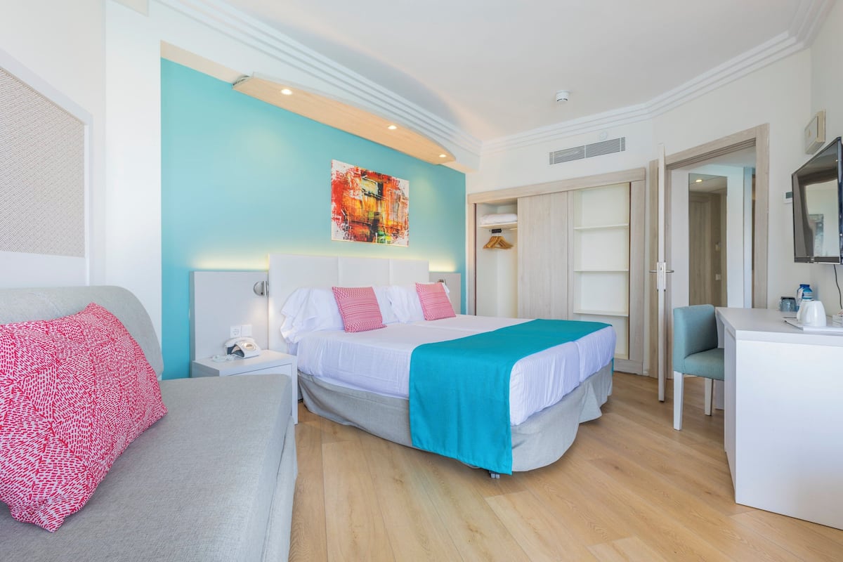 Family Room | 1 bedroom, minibar, in-room safe, desk