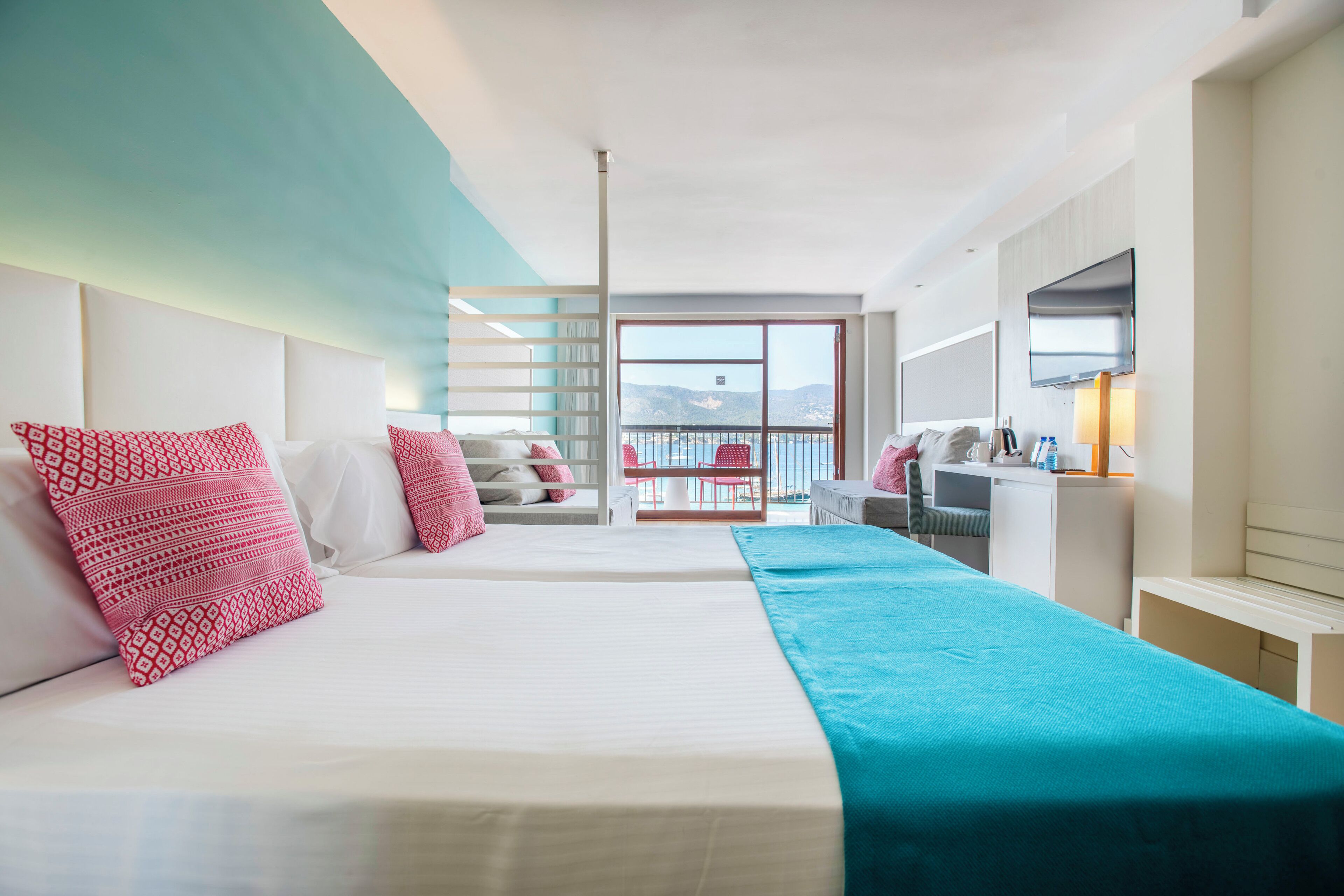 Habitación Deluxe, vistas al mar (Quadruple) | Minibar, caja fuerte, escritorio y tabla de planchar con plancha