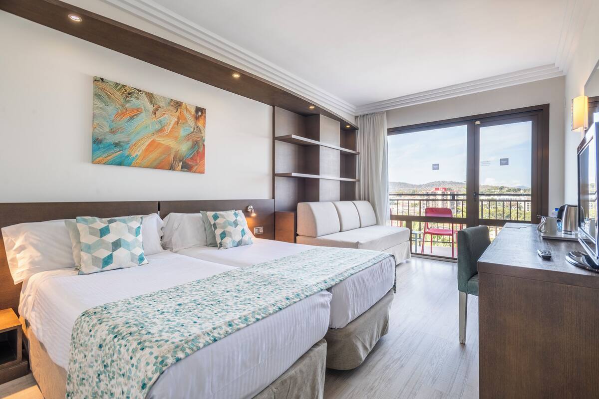 Minibar, brankas, meja kerja, dan setrika/meja setrika