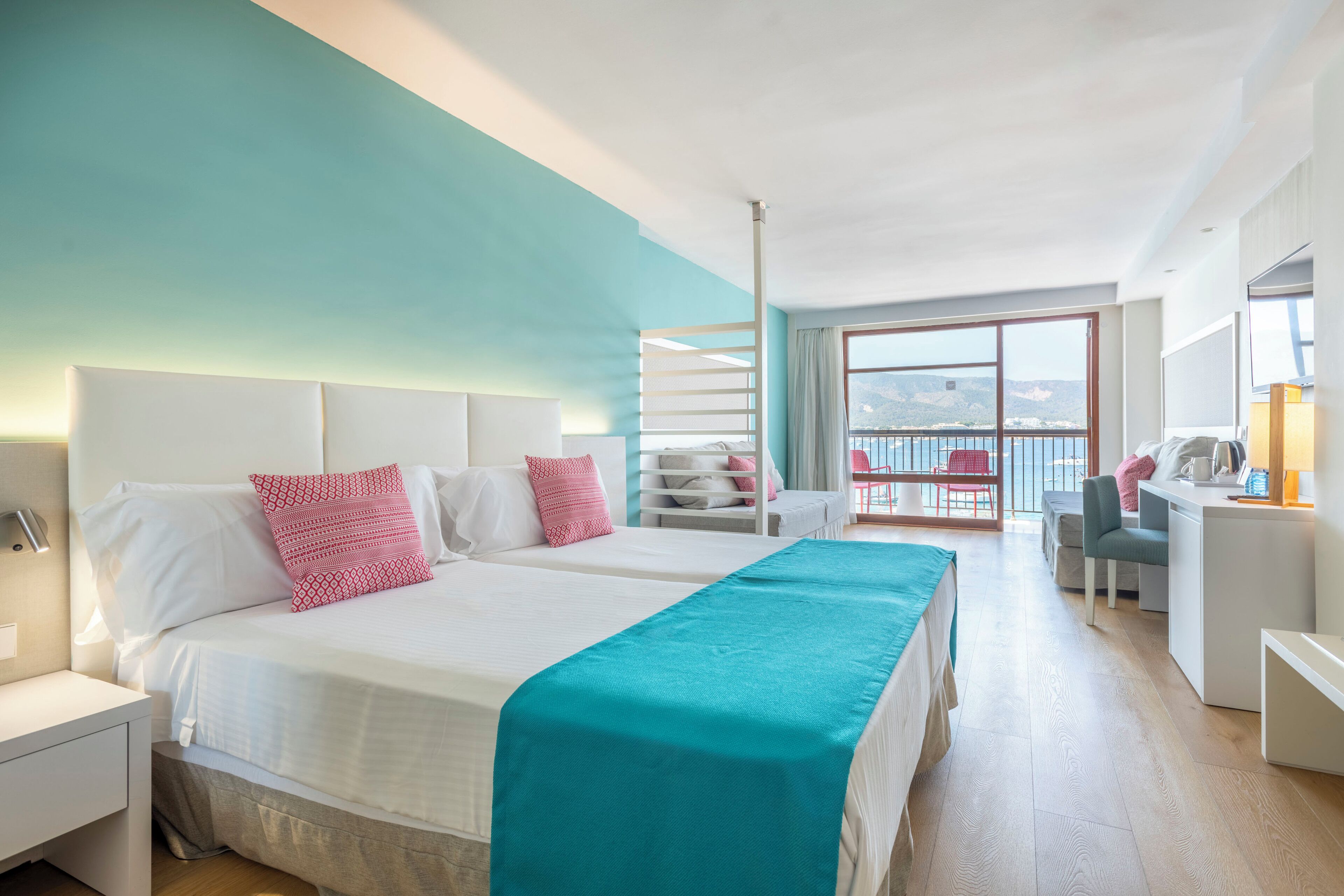 Minibar, safe på rommet, skrivebord og strykejern/-brett