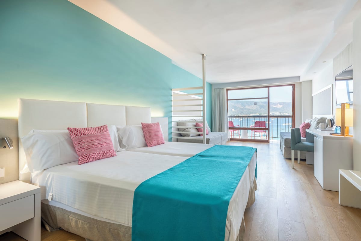 Minibar, safe på rommet, skrivebord og strykejern/-brett