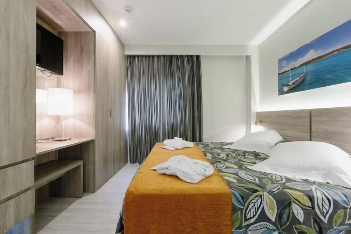 Minibar, brankas, meja kerja, dan setrika/meja setrika
