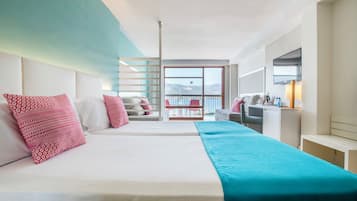 Minibaari, tallelokero huoneessa, työpöytä, silitysrauta/-lauta