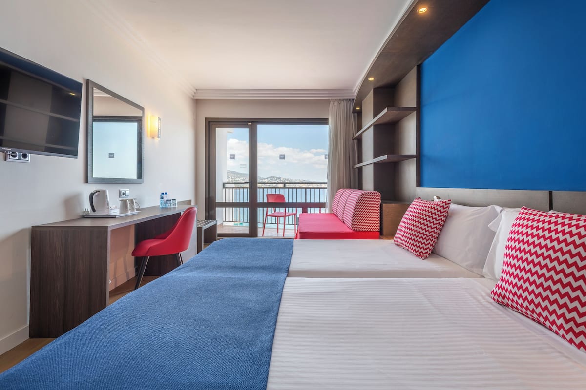 Minibar, safe på rommet, skrivebord og strykejern/-brett