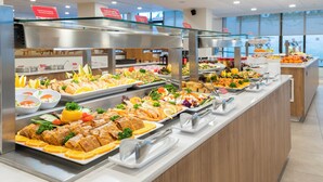 Buffet amb diversos aliments i una partició de vidre.