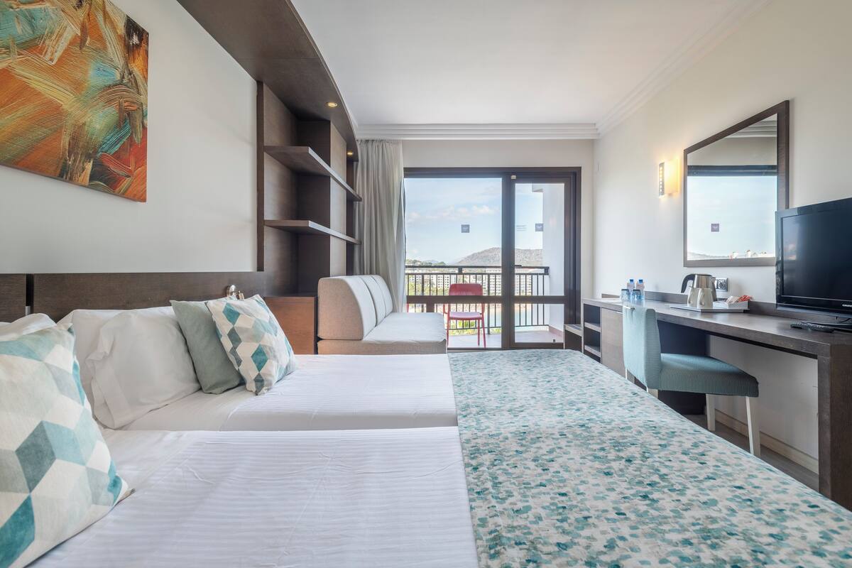 Minibar, brankas, meja kerja, dan setrika/meja setrika