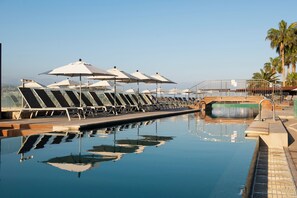 室外泳池；泳池傘