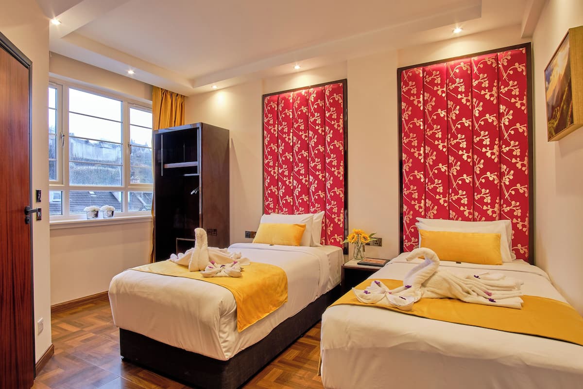Petite Colosseum Twin Room | Desk, WiFi (free), bed sheets