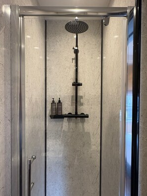 Classic Room Single | Baño | Regadera, amenidades de baño gratuitas, secadora de cabello, pantuflas 