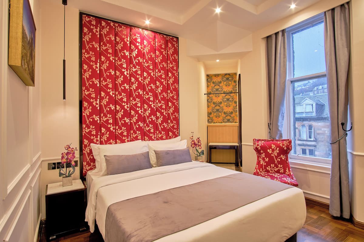 Desk, WiFi (free), bed sheets