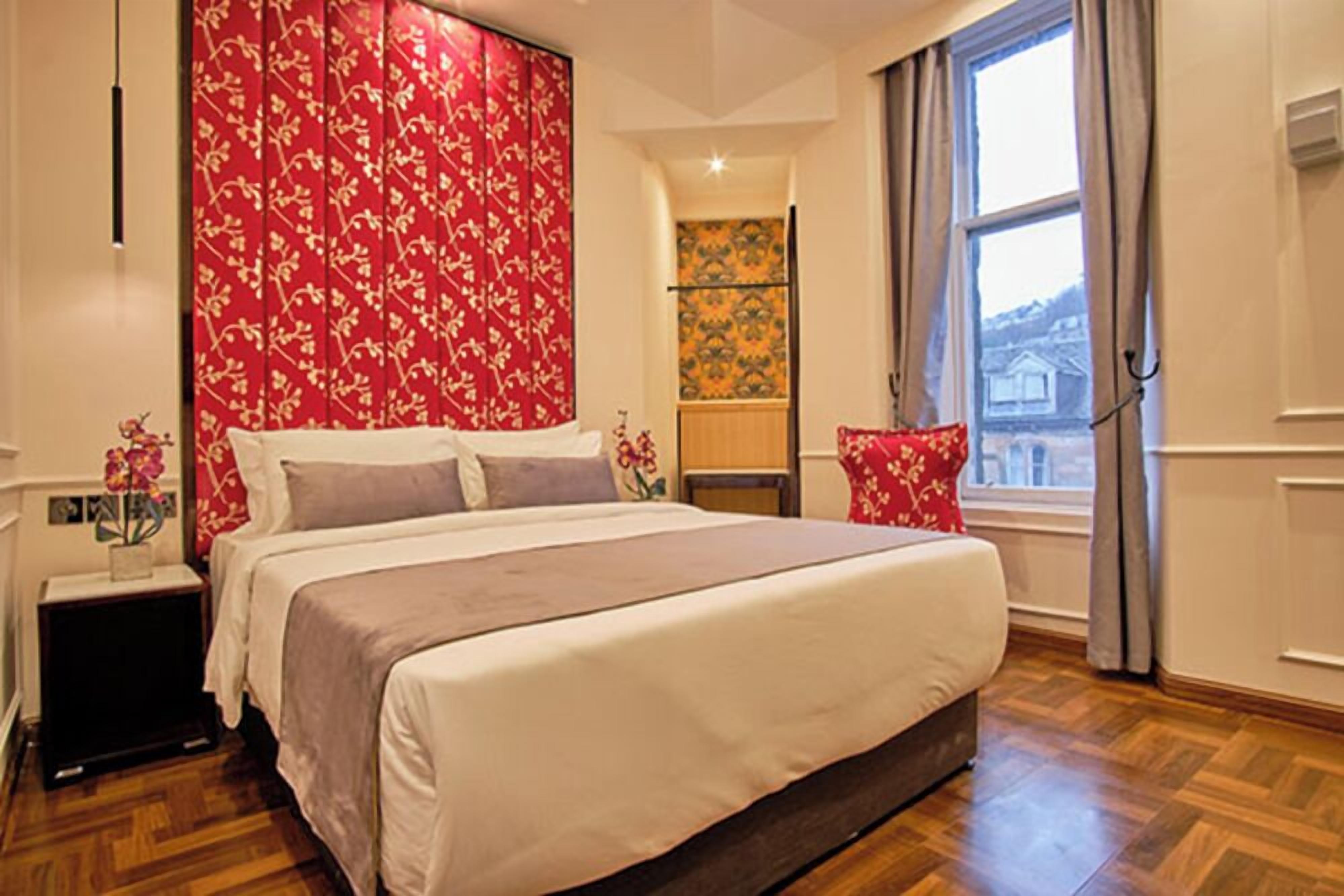 Petite Colosseum Double Room | Desk, WiFi (free), bed sheets