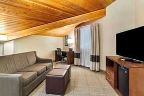 Bureau, rideaux occultants, fer et planche à repasser