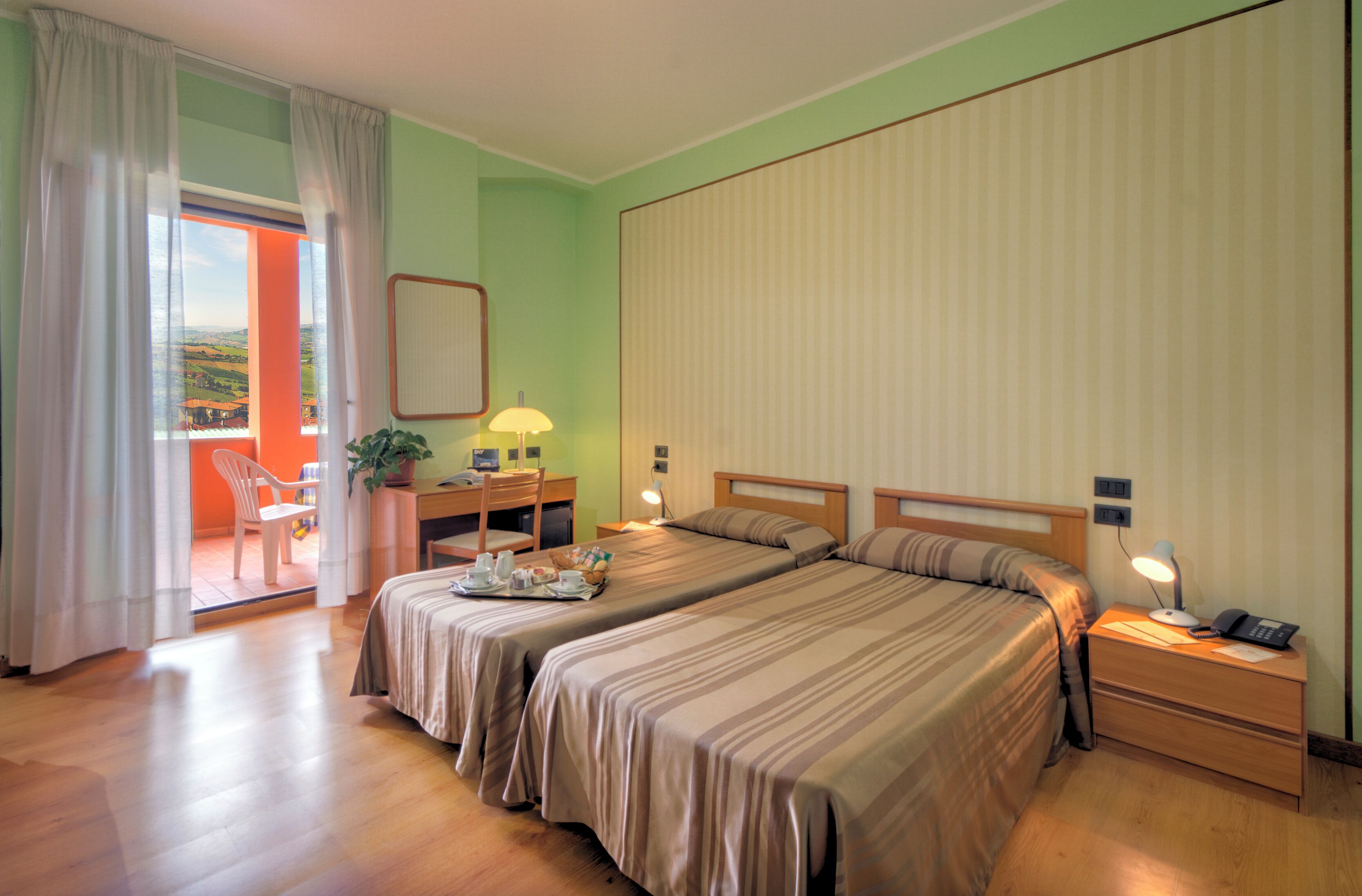 Minibar, Zimmersafe, Schreibtisch, Bügeleisen/Bügelbrett