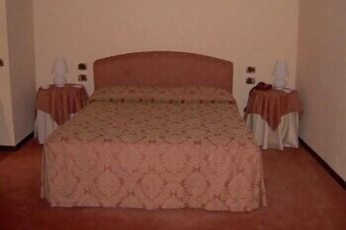 Minibar, in-room safe, desk, iron/ironing board (on request)