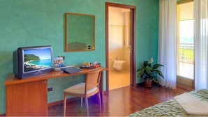 Minibar, in-room safe, desk, iron/ironing board (on request) - Hotel 3 Querce (Camerano)