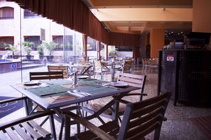 Desayuno completo diario (MXN 215 por persona)