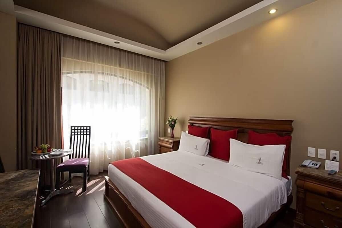 Junior Suite | In-room safe, iron/ironing board, free WiFi, bed sheets