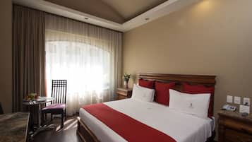 Caja de seguridad en la habitación y tabla de planchar con plancha