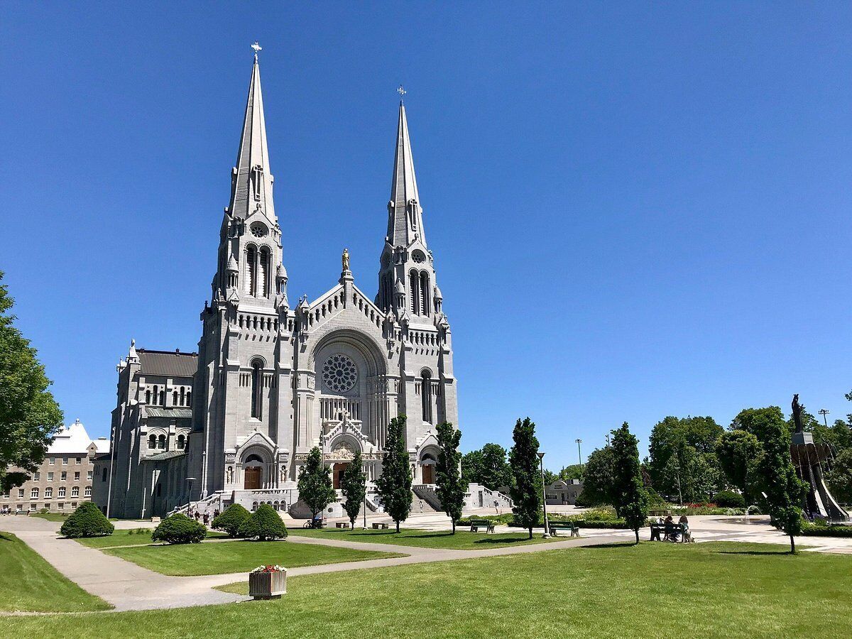 Een grote, historische kerk met twee hoge torens en een groot roosvenster.