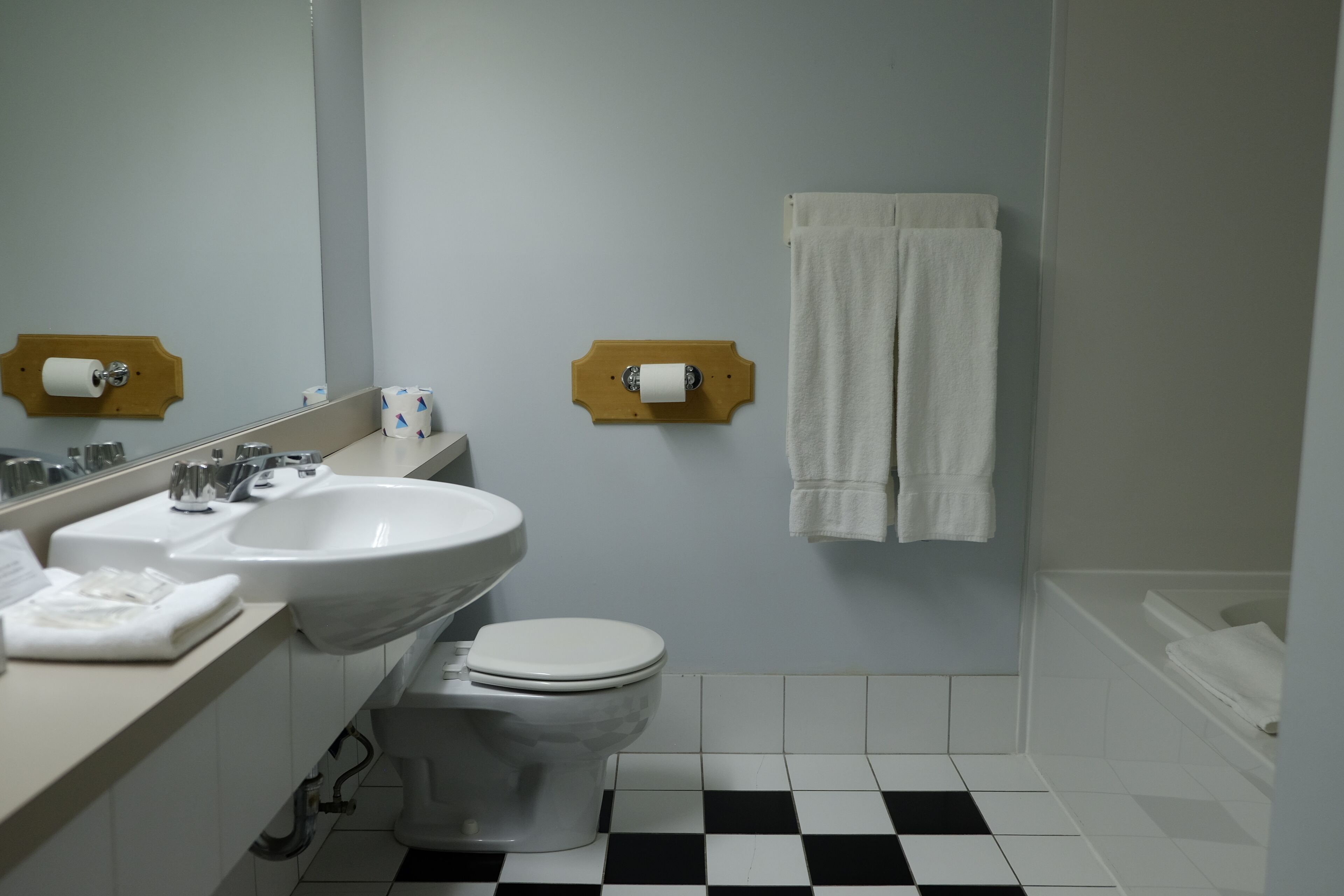 Un baño con lavamanos, inodoro y bañera.