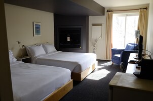 Con stile personalizzato, una scrivania, tende oscuranti