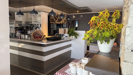 Free daily continental breakfast . Auberge La Camarine
