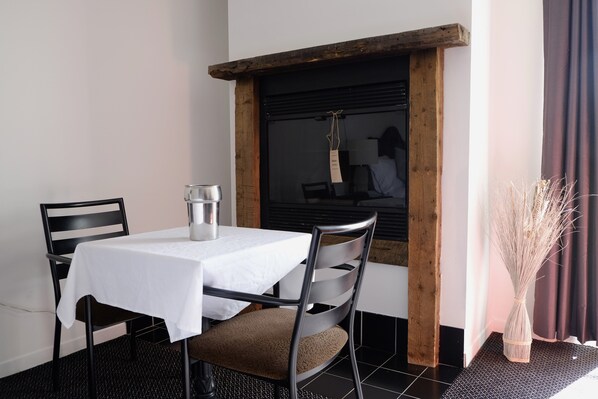 Superior King Room with Fireplace | Individually decorated, desk, blackout drapes, iron/ironing board - Auberge La Camarine (Beaupre)