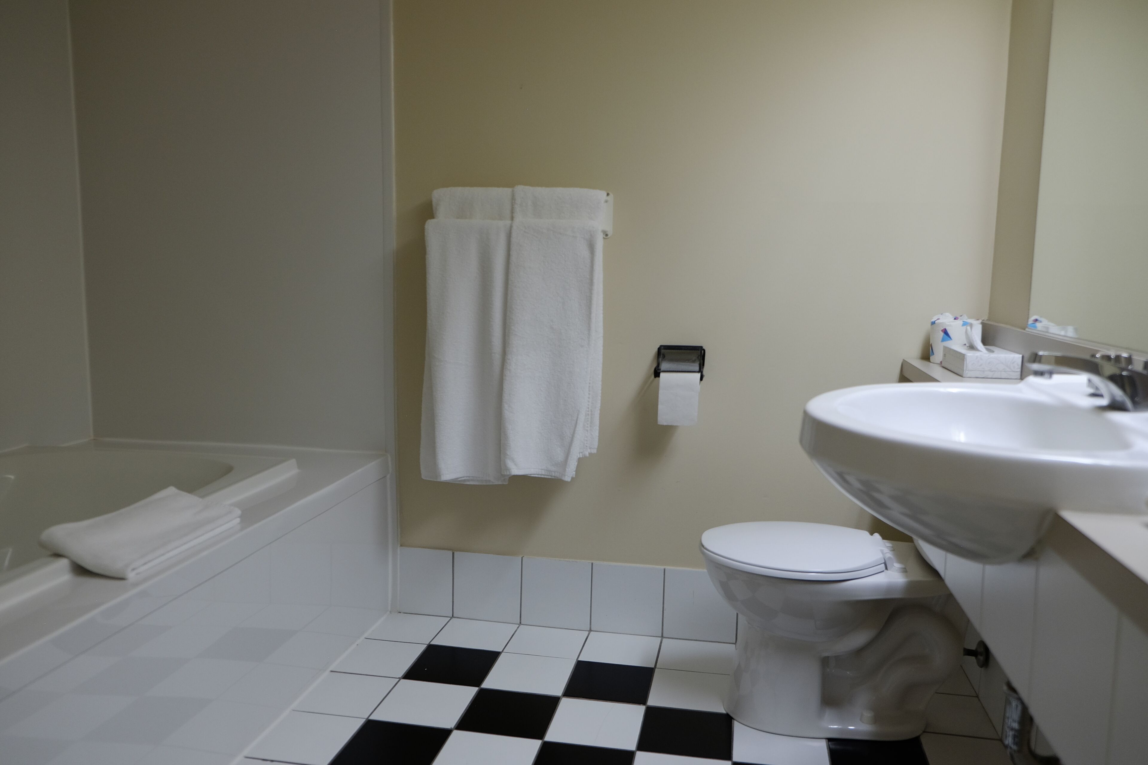 Ein Badezimmer mit Badewanne, Toilette und Waschbecken.