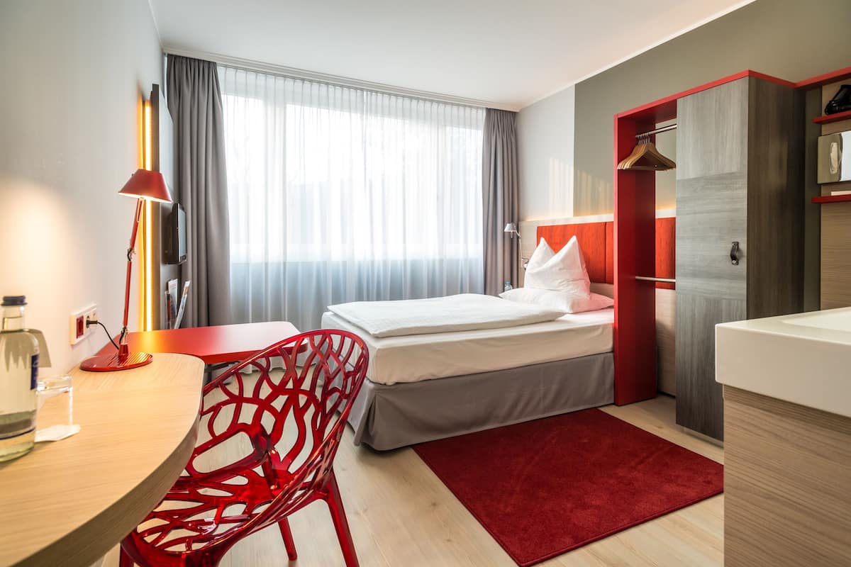 Eenvoudige eenpersoonskamer | Lakens van Egyptisch katoen, luxe beddengoed, donsdekens