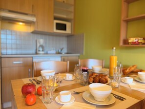 Apartment 3 bedrooms 8 persons | Private kitchenette | Fridge, microwave, stovetop, electric kettle