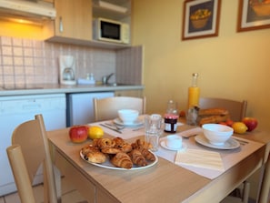 Lemari es, microwave, kompor, dan ketel listrik