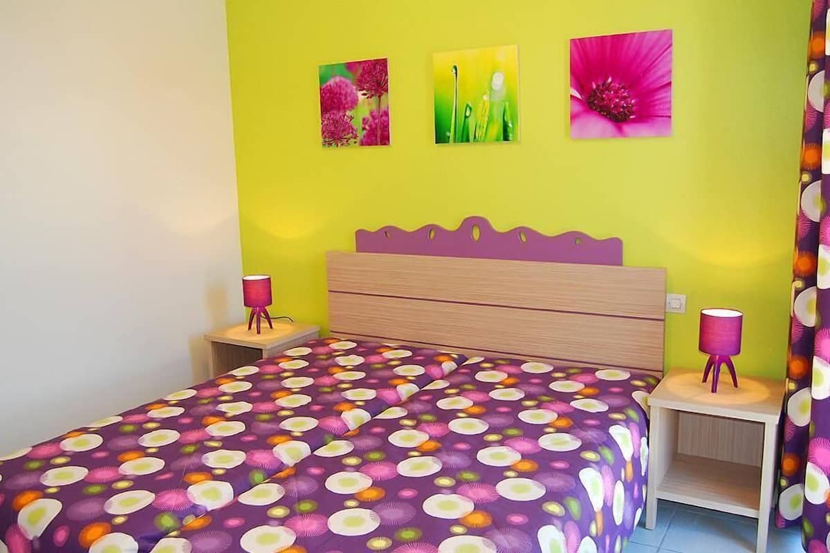 1 bedroom, cots/infant beds