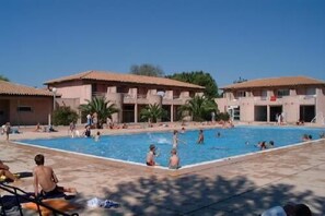 Una piscina al aire libre de temporada