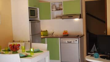 Tủ lạnh, lò vi sóng, bếp nấu, máy rửa bát